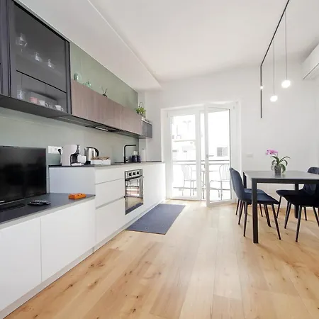 Clarino - Modern & Bright With Balcony Apartment Rome